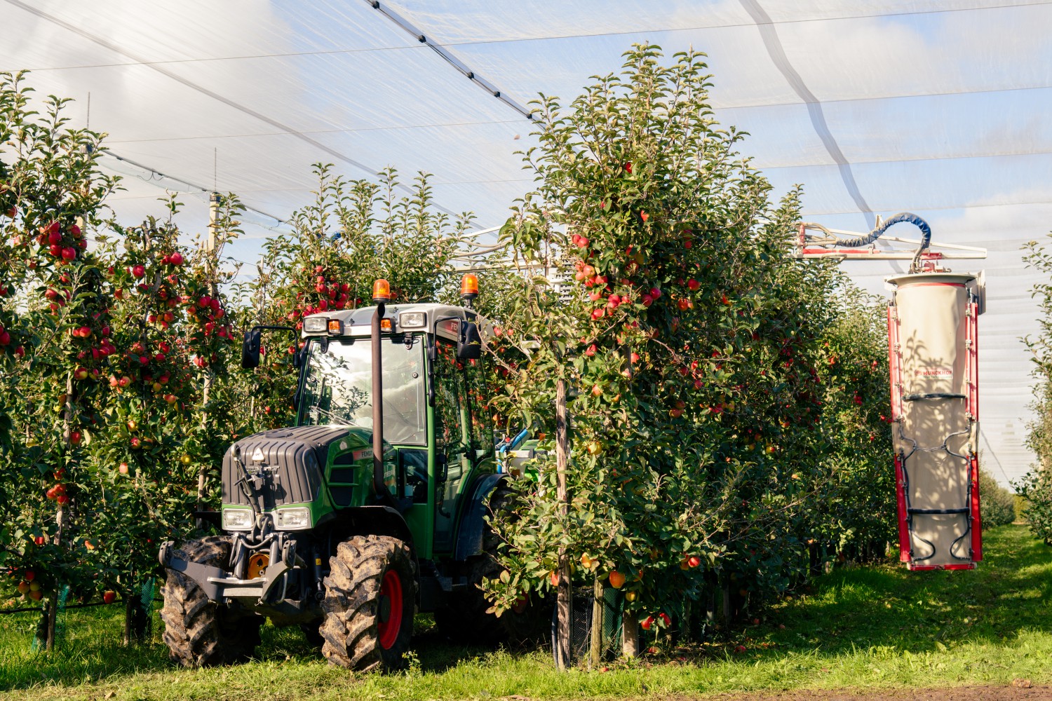 Three-row Munckhof Sprayers and Flat Hail Net System